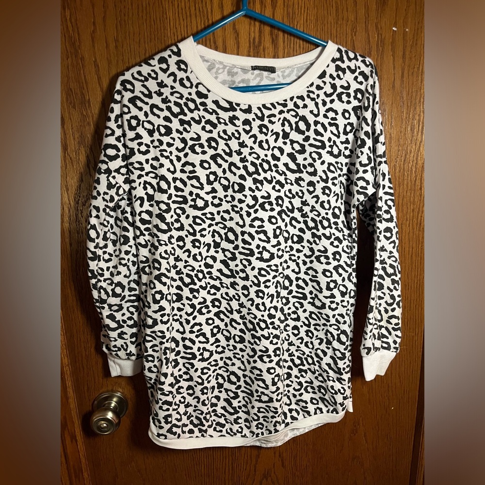 Yi Ren Yi Black and White Cheetah Print Sweatshirt